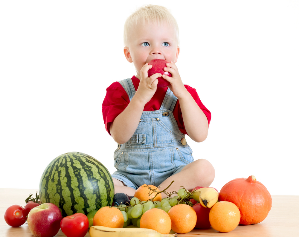Фруктовый малыш. Мальчик ест фрукты. Овощи и фрукты для детей. Ребенок ест овощи и фрукты. Фрукты для детей.