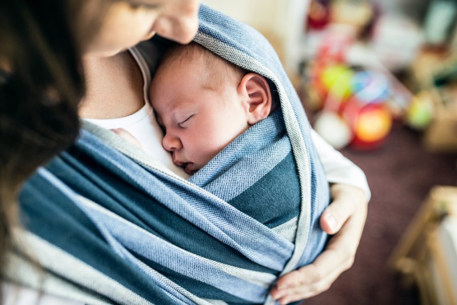 Llevar a tu bebé en un cargador:  Beneficios y consejos de seguridad