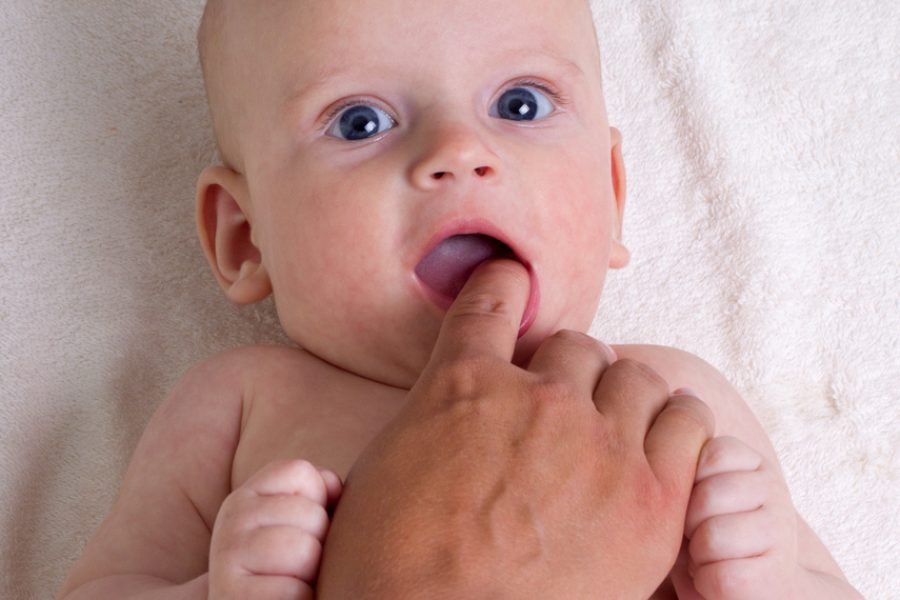 ¿Porque no usar Benzocaína en las encías de tu bebé cuando está dentando?