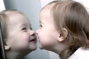 Estos son los beneficios de que tu bebé juegue delante del espejo - Etapa  Infantil
