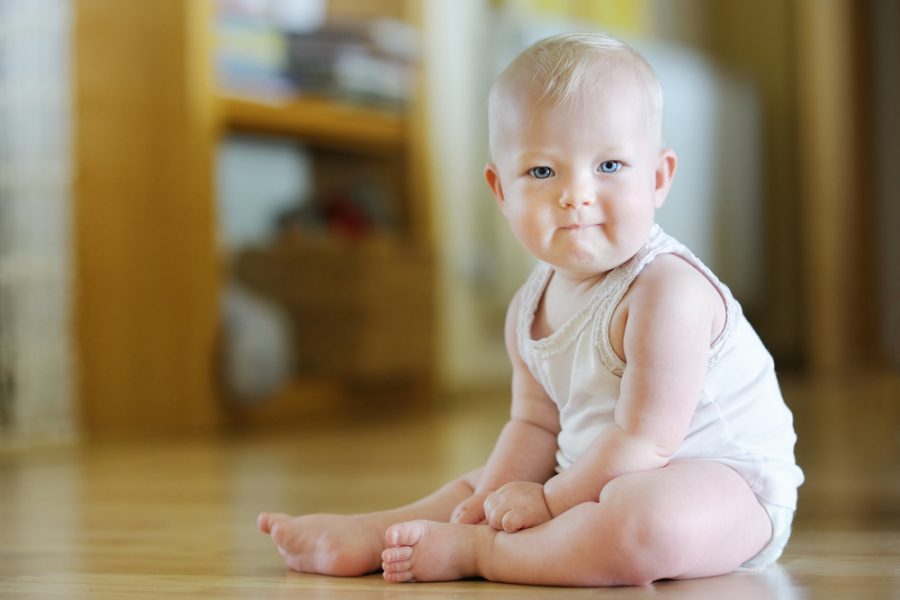 Cómo vestir a tu bebé o niño pequeño de una manera adecuada para su desarrollo