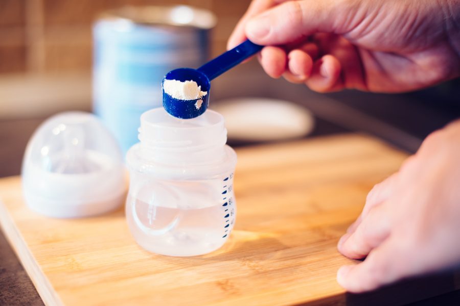 Cómo almacenar, mezclar y servir la leche de fórmula para tu bebé