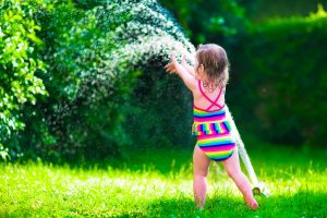 A mojarse! Los beneficios de jugar en el agua – BabySparks