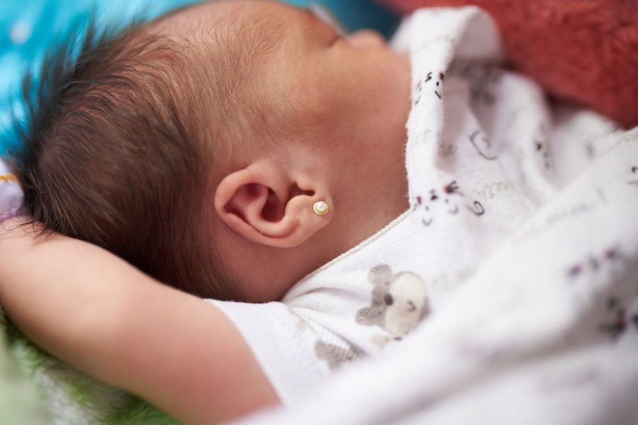 Todo sobre perforar las orejas de un bebé