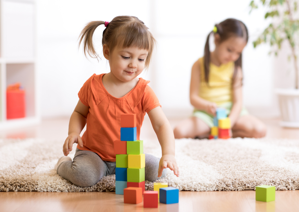 Pequeño Niño 4 Años, Jugando Con Un Gran Número De Juguetes