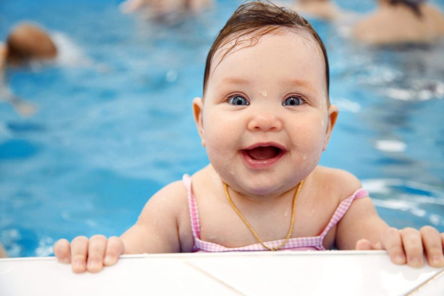 Nadar con niños pequeños: beneficios y consejos de seguridad