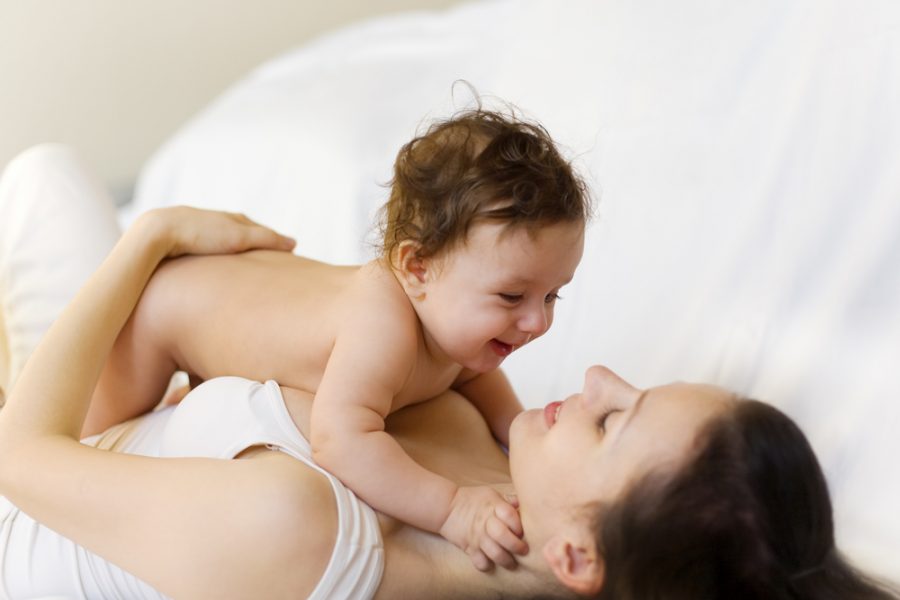 4 posiciones para los bebés que no les gusta el tiempo boca abajo
