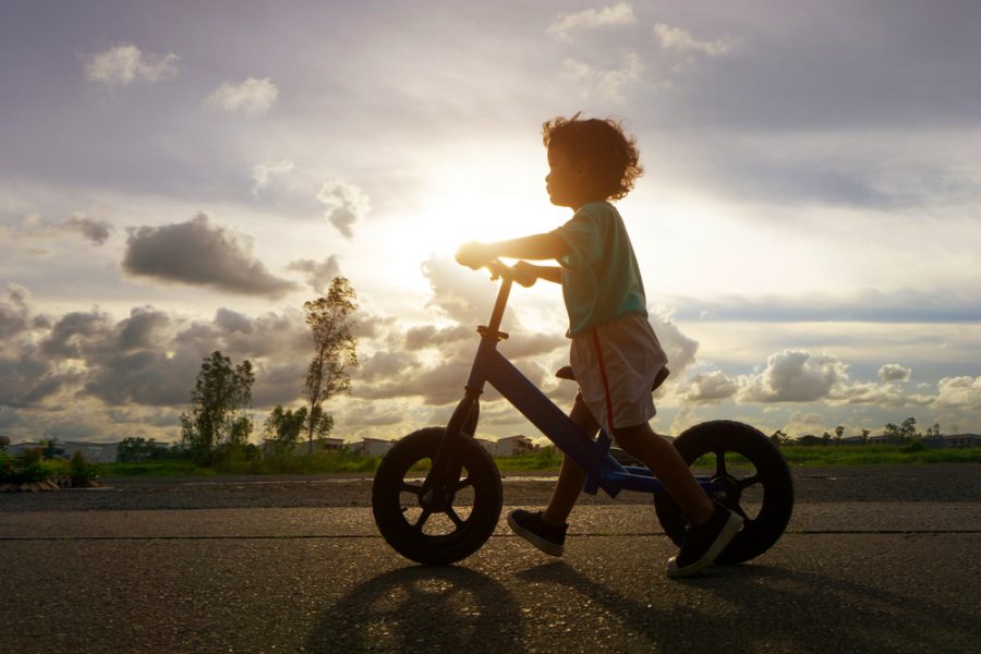 Beneficios de las bicicletas sin pedales para niños pequeños