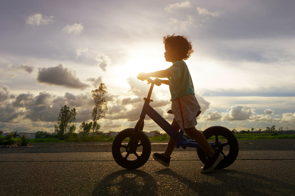 Los beneficios de las bicicletas sin pedales para niños