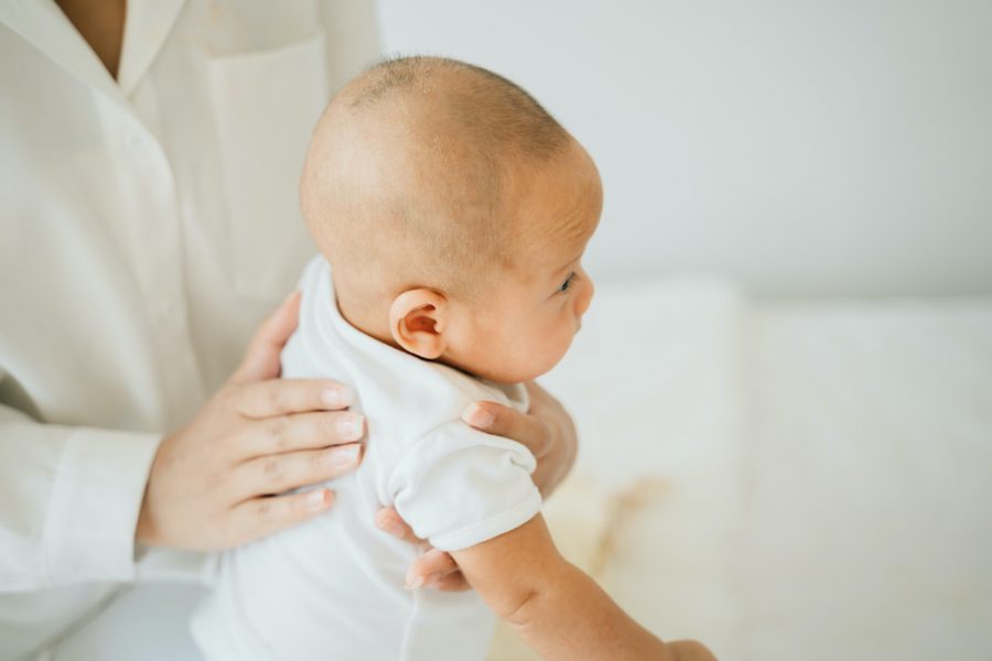 Cómo ayudarle a tu bebé a expulsar los gases – ¡Y por qué es tan importante!